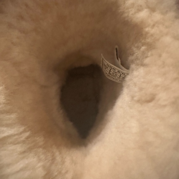 UGG Classic Short Sheepskin Boots in chestnut. Size 7 - Picture 5 of 8